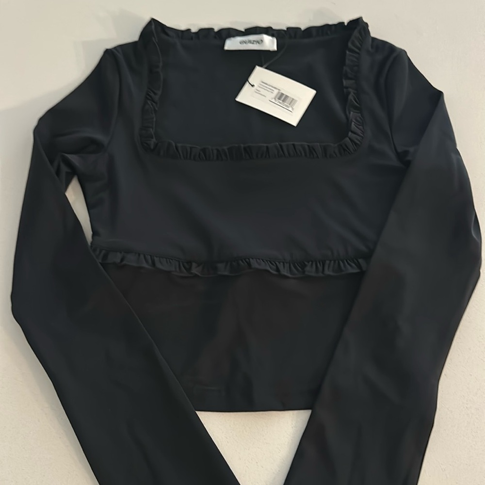 Guizio Fleur Ruffle Black Long Sleeve Top. NWT